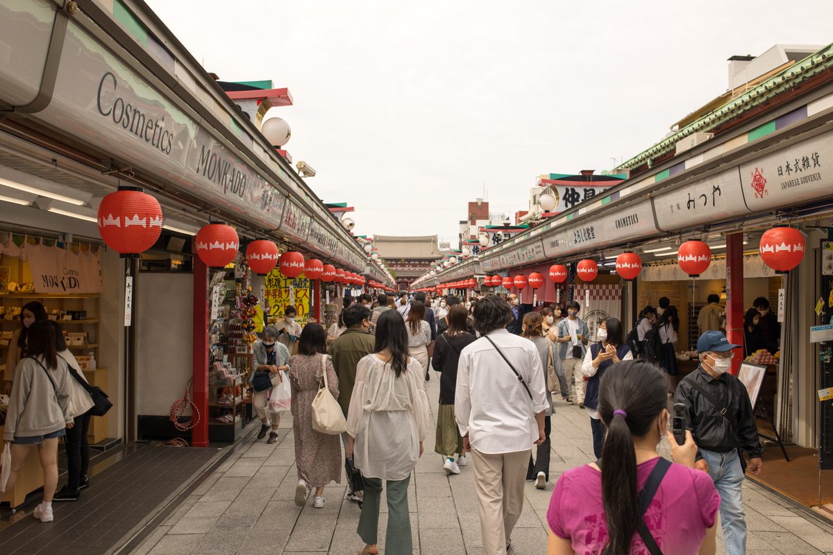 EllieJapan2022's tweet photo. Crowded @Asakusa temple holy road
#Asakusa #shrine #smallshops #lightsnacks #gidtshops #Japanese https://t.co/esk5dtYOTT