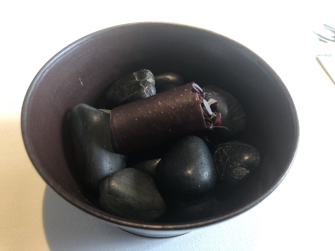 二品目、ビーツのチュールにさまざまな味のバターとハーブが入っていて、パリン!と言う噛みごたえと、噛んでいくうちに口の中で味が変化していって、最後に土の香りが…! 