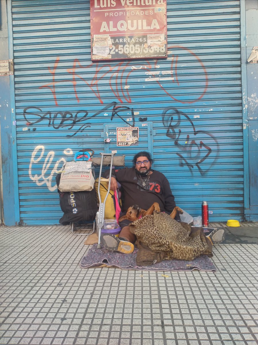 El es Carlos Israel y ella es Lola, están juntos hace 9 años. Por culpa de la pandemia, hoy viven en la calle y necesitan llegar a San Juan donde esta su familia. Están juntando peso a peso. Les dejo su numero por si quieren ayudar +54-9-11-30727234 Gracias! 🙏