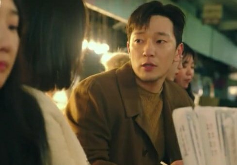 ssonskk's tweet photo. Find you a man like Mr. Gu who hesitates and feels guilty about suddenly leaving you on your date, a man who bolts out and rushes to finish his work early so you won't wait for him that long 💘💘💘 https://t.co/TmKnaNfgeL