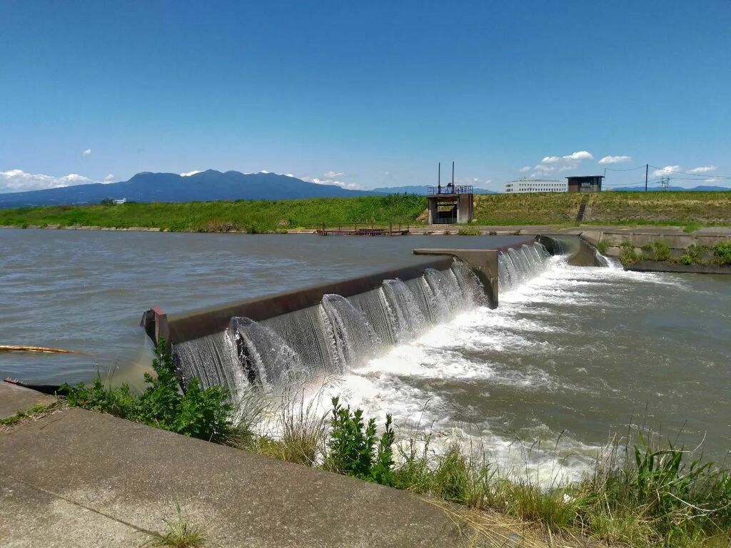 広瀬川遡上してたらフラップゲートの名もなき取水堰があった。下流にも何ヶ所かフラップゲートあったけどみんな寝てた( ˘ω˘) #ダム #dam #infrastructure  