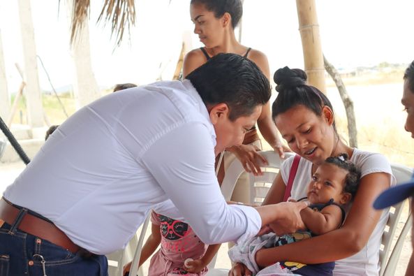 VISITA MEDICA ALEGRE !
EN BARRIO VISTA ALEGRE !
Hoy Medicina y Atención GRATUITA para mis hermanos playasenses, desde la pandemia junto a ustedes.
Cuenten conmigo Siempre ❤.
#GobiernoDelEncuentro <a href="/LassoGuillermo/">Guillermo Lasso</a>