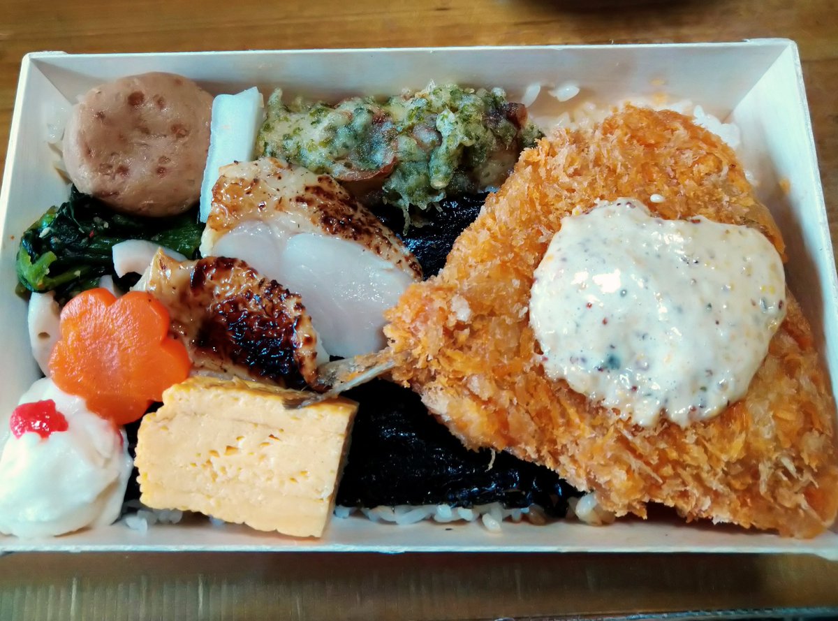 Yamaton0408's tweet photo. うわさの『五つ星（高級？）のり弁』を食べてみた！
錦糸町の『坊々樹』！
今日は『アジフライ＆鶏塩麹��き』のお弁当！
税込で９８０円ですが、肉厚の『アジフライ』、ピリ辛の『ほうれん草』など、大満足！
＃のり弁
＃錦糸町
＃坊々樹
＃アジフライ
＃鶏塩麹焼き https://t.co/HM7Wet6FIX