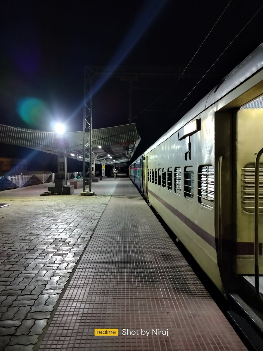 MungerIndex's tweet photo. मुंगेर स्टेशन पर रात में खड़ी 
जयनगर भागलपुर एक्सप्रेस ।
ये ट्रेन अपने समय से 1hr पहले मुंगेर आ जाति है । 
#munger #मुंगेर https://t.co/XlLxBTeccq