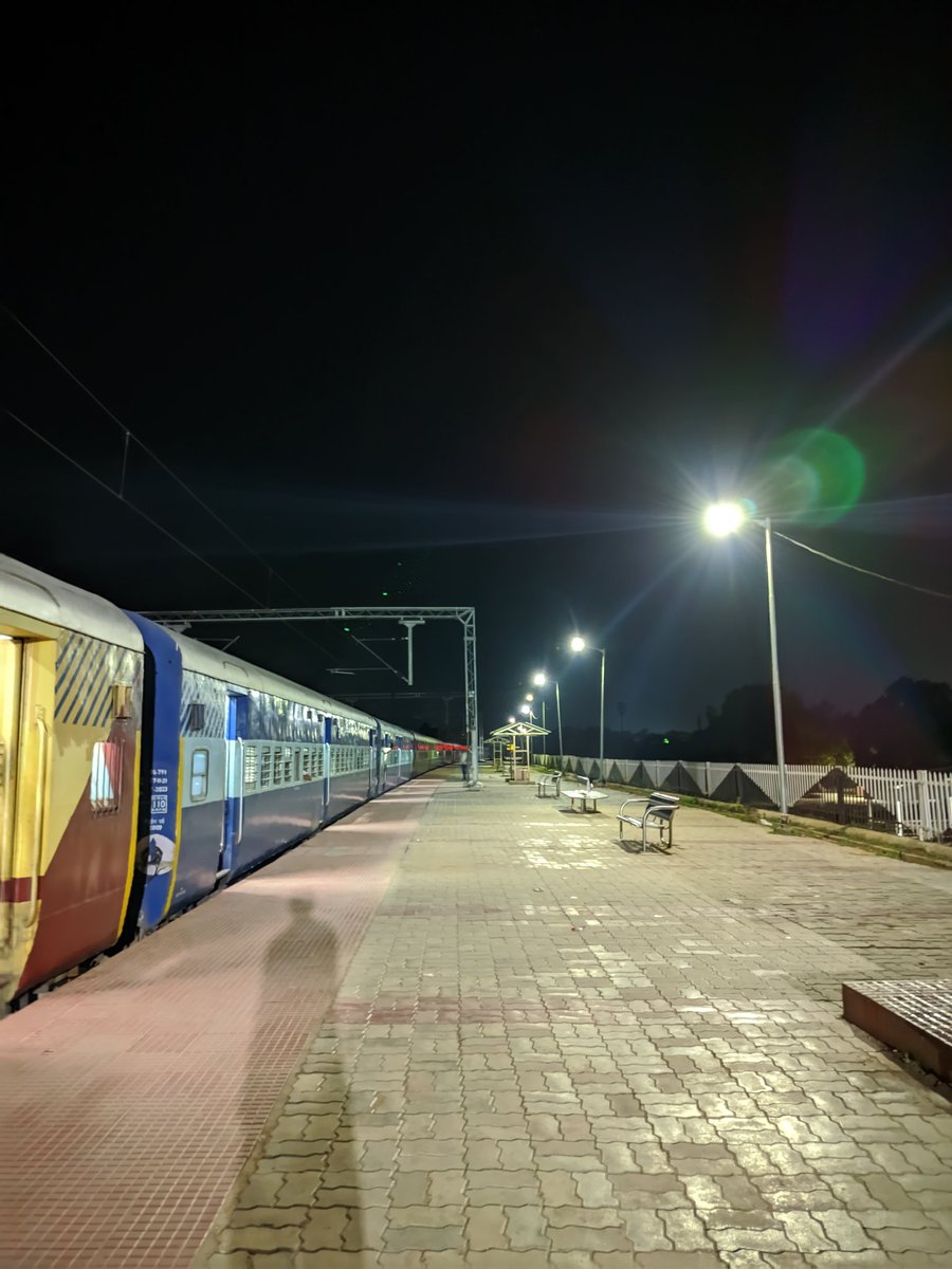 MungerIndex's tweet photo. मुंगेर स्टेशन पर रात में खड़ी 
जयनगर भागलपुर एक्सप्रेस ।
ये ट्रेन अपने समय से 1hr पहले मुंगेर आ जाति है । 
#munger #मुंगेर https://t.co/XlLxBTeccq