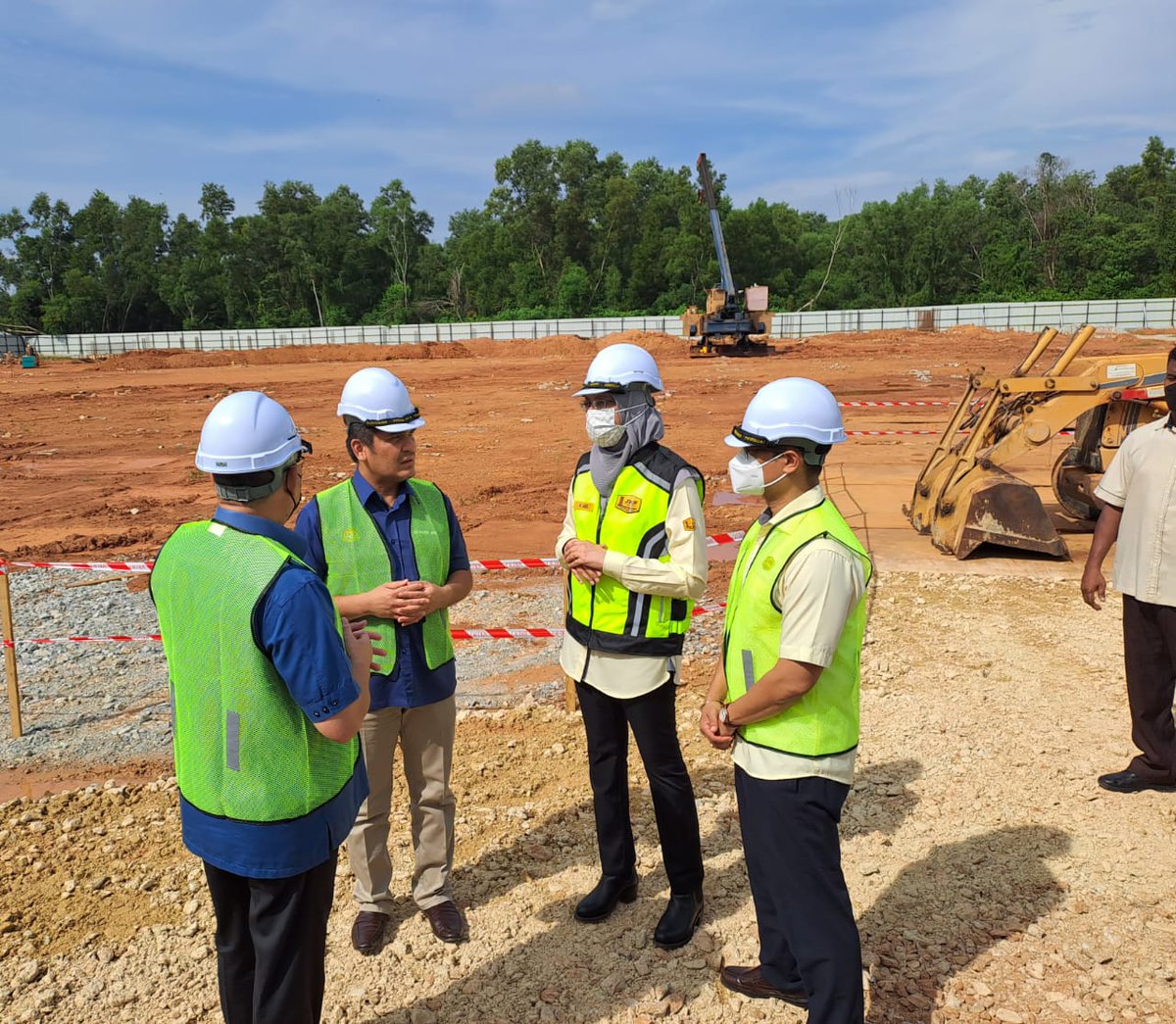CKP_JKR's tweet photo. Majlis Pecah Tanah Projek SK Putrajaya Presint 8(3), Putrajaya yang disempurnakan oleh YBMK KPM. Turut sama -  Pengarah CKP dan Pengarah JKR Putrajaya. Tarikh 28 Mei 2022. #jasakepadarakyat #jkrmalaysia @JKRMalaysia @BalamuruganIr https://t.co/HIBy7yft71