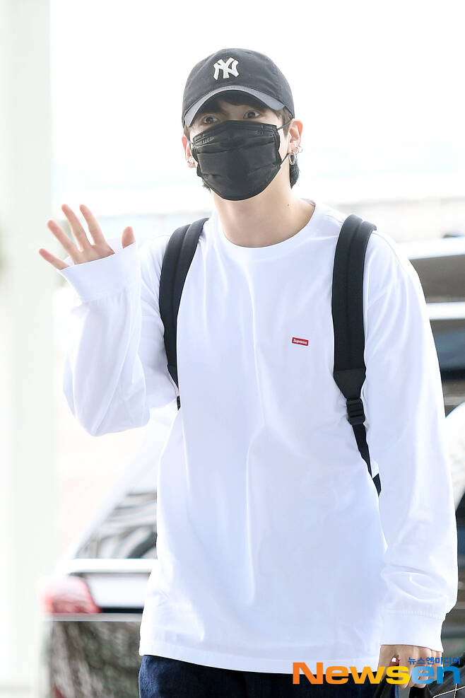 jiminievenus's tweet photo. — 📸 | Hilo de Fotos de #JUNGKOOK en el aeropuerto rumbo a los EE.UU!! 

(@BTS_twt) https://t.co/oCnVEUN46i