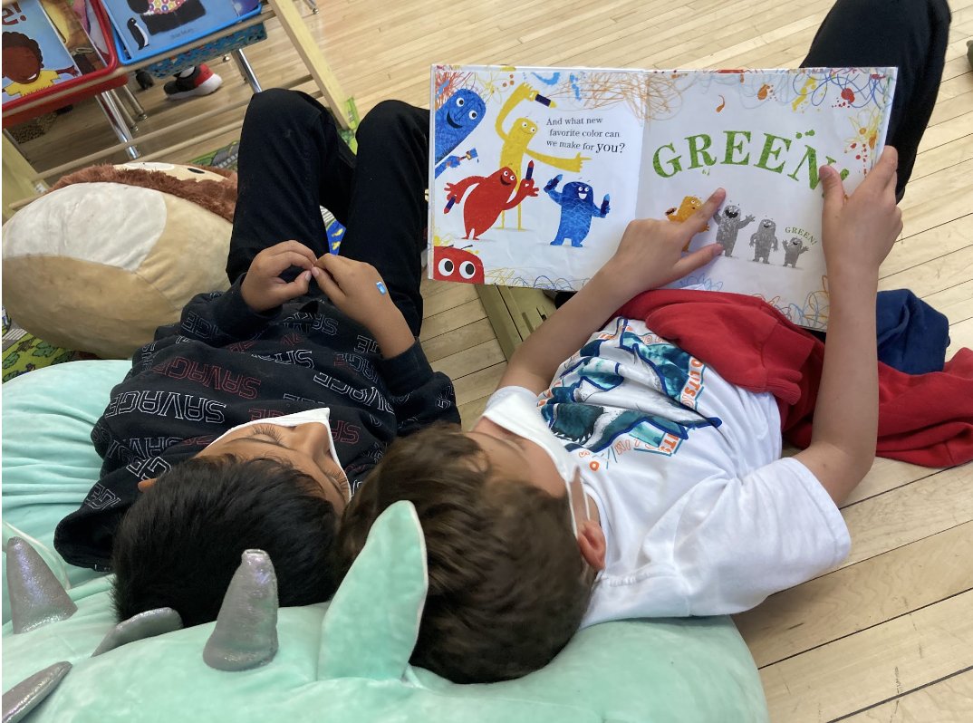 right2readproj's tweet image. Pics to show what instruction aligned w/ the science of reading *really* looks like (because Balanced Literacy doesn't have a monopoly on joy)

#SOR is not reading from a basal

It’s kids cuddled up on beanbags enjoying a good book together because they have been *taught* to read