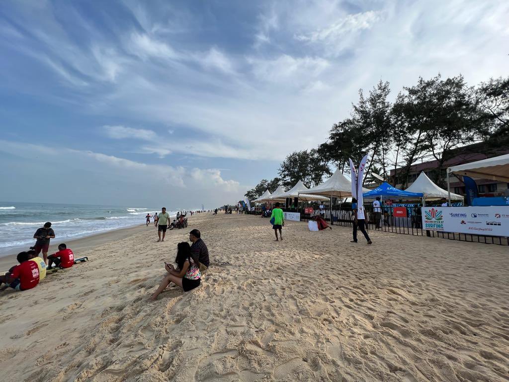 sfisurfing's tweet photo. A busy &amp; a beautiful morning in progress on day 2 of the #indianopenofsurfing at #panamburbeach #mangalore https://t.co/17s9lE8dyj