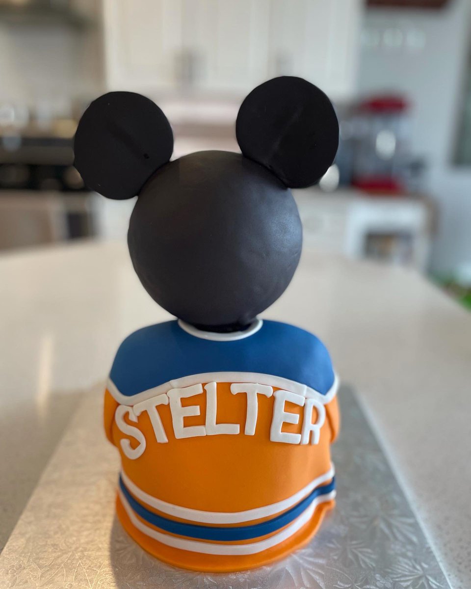I couldn’t imagine a better cake for someone that loves Mickey and the <a href="/EdmontonOilers/">Edmonton Oilers</a> Thank you Teresa’s Cakes for the amazing birthday cake for Ben! #BenOilersStrong