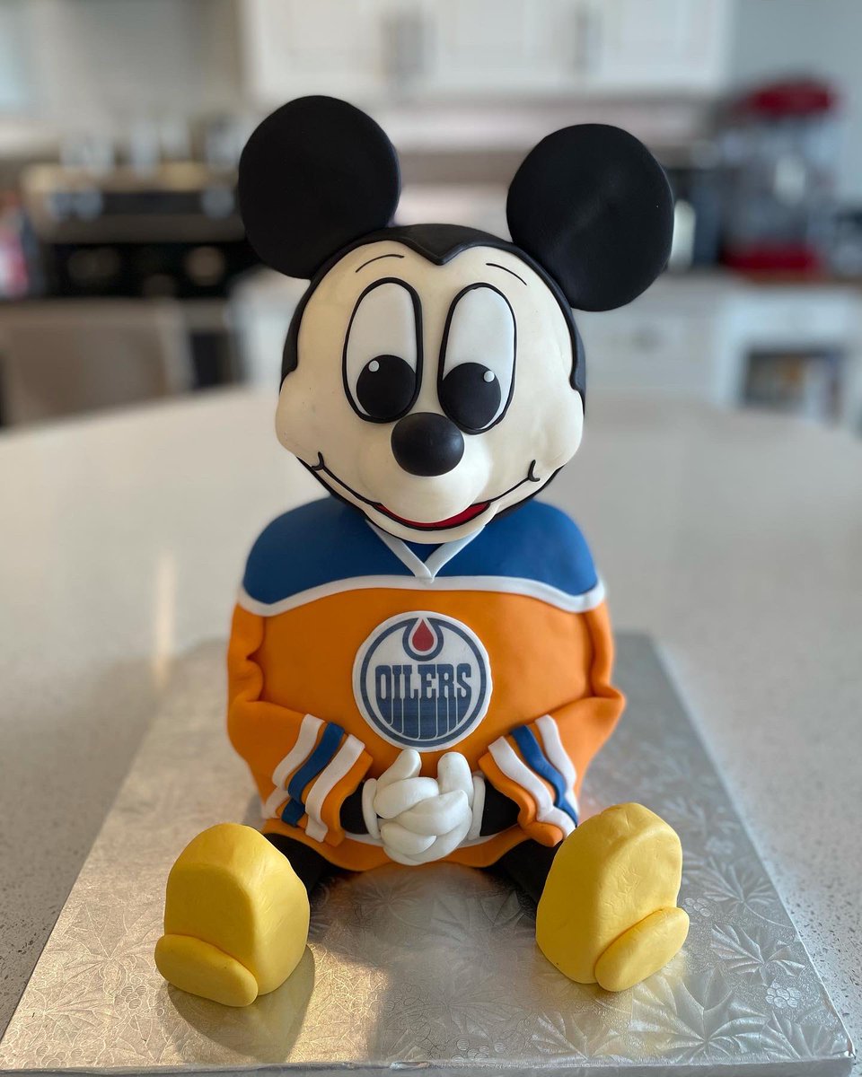 m_dan25's tweet photo. I couldn’t imagine a better cake for someone that loves Mickey and the @EdmontonOilers Thank you Teresa’s Cakes for the amazing birthday cake for Ben! #BenOilersStrong https://t.co/DzE8n5gSEF