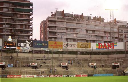 Gol Norte del templo de Sarrià...
¿Te gustaría que hubiese otra vez fondos de pie(sin asientos)en las gradas?
💙 SI
RT NO
#RCDE