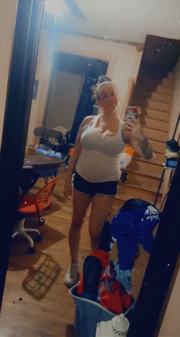 Cleaning cleaning cleaning .. but I look fuckin cute 😍 https://t.co/S9TgclUty9