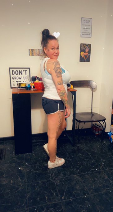 Cleaning cleaning cleaning .. but I look fuckin cute 😍 https://t.co/S9TgclUty9