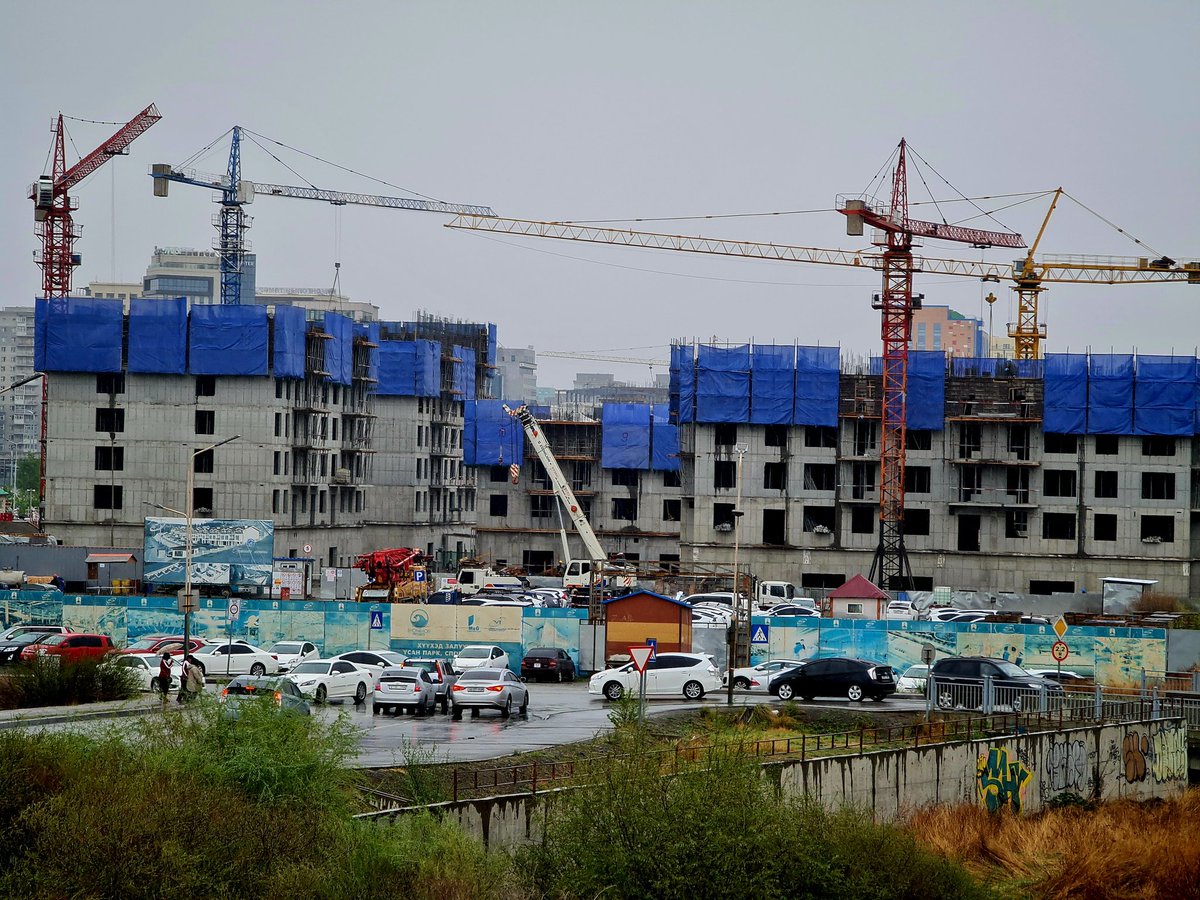 Азидаа томд орох усан сан бассейн бүхий амралт зугаа цэнгэлийн төв маань аль хэдийн босоод эхэлчихэж. Бүр 5 давхартаа хүрчихсэн явж байдаг шүү. Юутай сайхан. Нийслэлийн иргэд ямар их аз завшаантай, аз жаргалтай юмбдээ. Уйлах нь ээ бүр!!!