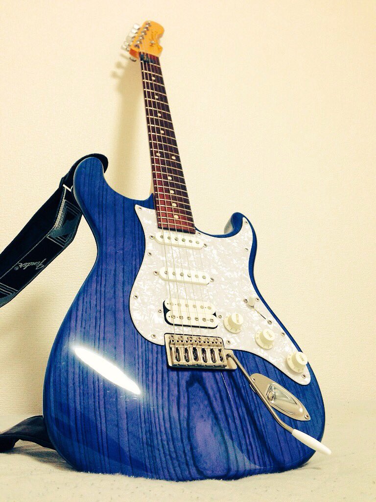 こんなん俺のためにあるようなタグやん。
青いギターは美しい。
 #青いギター選手権