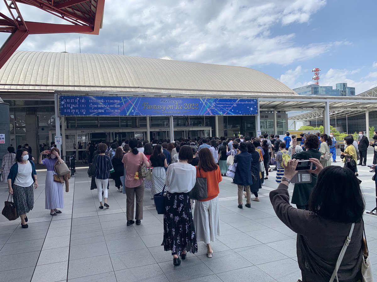PROGRESSKENSUKE's tweet photo. 妻の付き添いで初めてのアイスショー
アイスショーの会場がこんなに寒いとは思わず長袖一枚で来てしまった。。。
羽生結弦の演技楽しみ https://t.co/CX7eNMbEHU