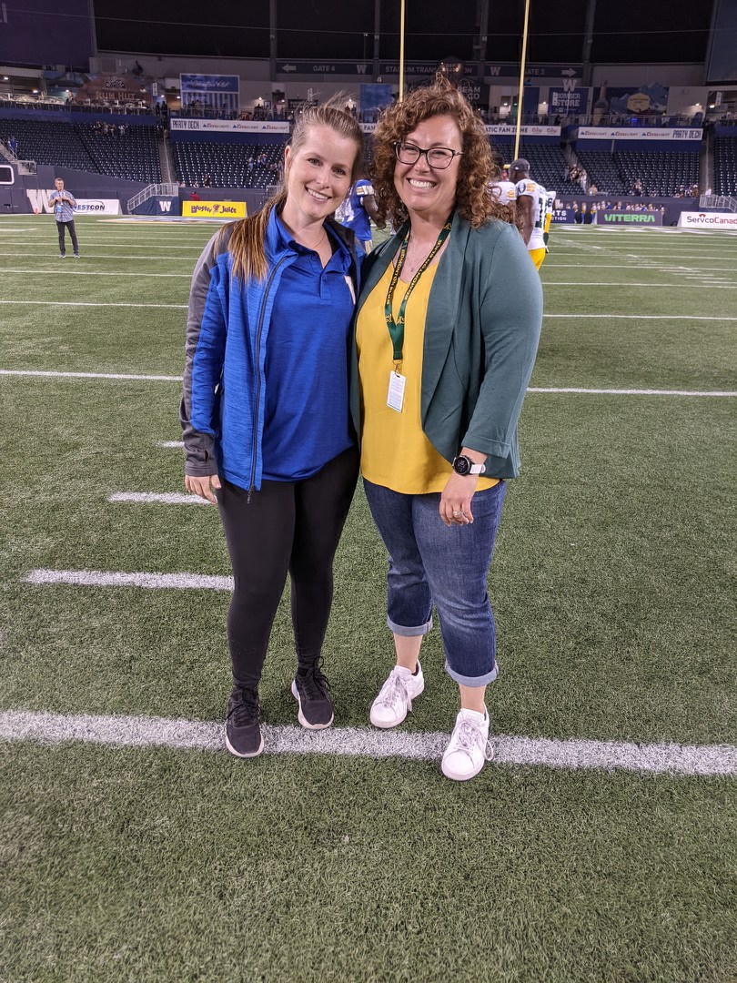 Tonight got to see @Tay_K_MacIntyre and @ElishaTorravill - two of the women in the @CFL @KPMG Women in Football program on the field. Thanks to @GoElks @Wpg_BlueBombers for supporting (with special thanks to @victorcui for building such a great culture in #YEG).