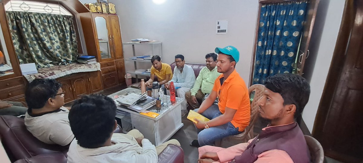 Mujahidoffici's tweet photo. अपने आवास पर लोगों की समस्याएं सुन उसका निष्पादन करते हुए। https://t.co/R6aaJzg9C6