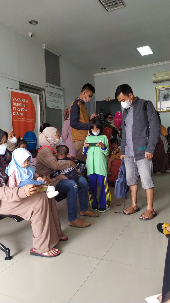 amaliasilma_'s tweet photo. Pasien dr jefri gak pernah gak ngantri, segini tuh aku dateng pagi tetep aja kebagian no 65:(( klo bukan vaksin ogaaah kesiniii😔 https://t.co/Shc3TSAnO0