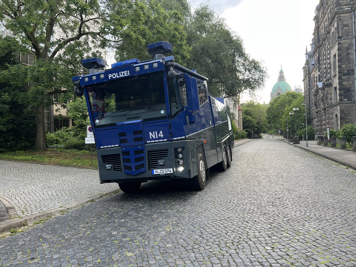 RonnyWildhage's tweet photo. #H2805 ich begleite heute Proteste rund um den #AfD Parteitag am Hannoveraner Schützenplatz.

Aktuell ist die Lage ruhig. Die Polizei hat außer dem Zelt der AfD wenig gegittert. Die Straßen sind nur von einzelnen Wannen am Rand besetzt. https://t.co/vVmKoeIKr9