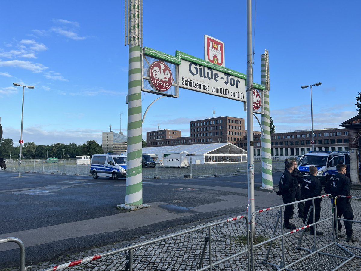RonnyWildhage's tweet photo. #H2805 ich begleite heute Proteste rund um den #AfD Parteitag am Hannoveraner Schützenplatz.

Aktuell ist die Lage ruhig. Die Polizei hat außer dem Zelt der AfD wenig gegittert. Die Straßen sind nur von einzelnen Wannen am Rand besetzt. https://t.co/vVmKoeIKr9