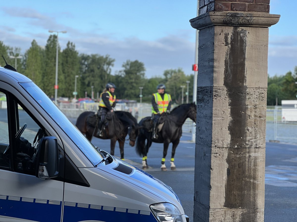 RonnyWildhage's tweet photo. #H2805 ich begleite heute Proteste rund um den #AfD Parteitag am Hannoveraner Schützenplatz.

Aktuell ist die Lage ruhig. Die Polizei hat außer dem Zelt der AfD wenig gegittert. Die Straßen sind nur von einzelnen Wannen am Rand besetzt. https://t.co/vVmKoeIKr9