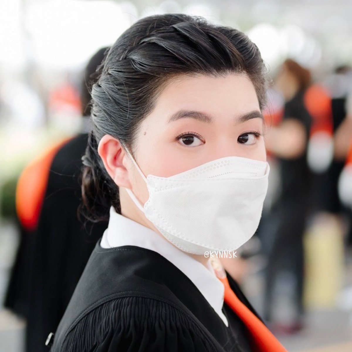 kynnsk's tweet photo. รีวิวหน้าผมงานรับปริญญาของเราเอง 🧡
เริ่มที่ทรงผมก่อนเลย เมื่อวานมีแต่คนถามทำผมร้านไหน สวยมาก นี่ทำกับร้าน “ตุ๊กตาคาเพลโล” ทั้งวันซ้อมและวันจริง ร้านเก็บผมเนี้ยบมาก นี่ตัดหน้าม้าด้วยร้านก็เก็บให้อย่างดี อยู่ทรงทั้งวัน ไม่มีหลุด https://t.co/EhDTbpmw8B