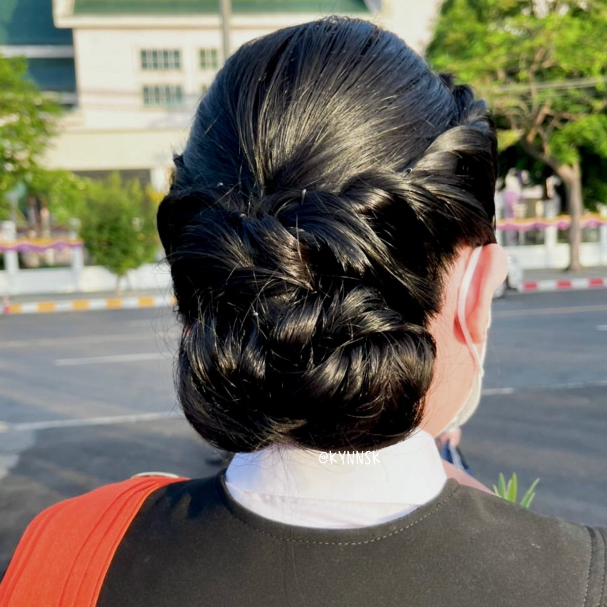 kynnsk's tweet photo. รีวิวหน้าผมงานรับปริญญาของเราเอง 🧡
เริ่มที่ทรงผมก่อนเลย เมื่อวานมีแต่คนถามทำผมร้านไหน สวยมาก นี่ทำกับร้าน “ตุ๊กตาคาเพลโล” ทั้งวันซ้อมและวันจริง ร้านเก็บผมเนี้ยบมาก นี่ตัดหน้าม้าด้วยร้านก็เก็บให้อย่างดี อยู่ทรงทั้งวัน ไม่มีหลุด https://t.co/EhDTbpmw8B
