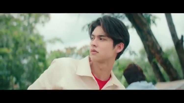 WorldLoveBW1's tweet photo. Bright en el MV Along The Way by Tilly Birds x Palmy
Con una simple sonrisa es capaz de darnos tranquilidad 
@bbrightvc 
#toyotaxbright #วิน #bbrightvc #bbrights #WallOfLoveForBW #BrightWin #brightwinlatinoamerica #F4Thailand #ไบร์ทวิน #2gethertheseries #astrophile https://t.co/yLFO4EcWGO