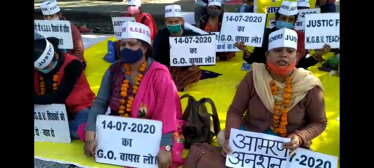 Raj__doot's tweet photo. @thisissanjubjp @myogioffice @basicshiksha_up @CMOfficeUP @kpmaurya1 @brajeshpathakup @AnupriyaSPatel @ManishPandeyLKW GO तो  अन्यायपूर्ण था ही,अब दोनों कोर्ट से भी न्याय मिल गया।विभाग कोर्ट में इतना सरकारी खजाना लुटा कर भी सही साबित नहीं हुआ, फिर भी निर्दोष शिक्षकों को राहत नहीं https://t.co/iow8IpRBXN