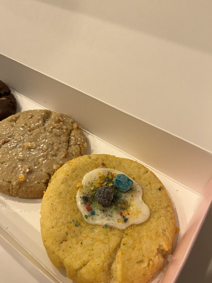 tk091213's tweet photo. @CrumblCookies was super excited-but then barely any glaze on both these cookies. Ended up being dry. 😢 https://t.co/y7AaWtJBMw