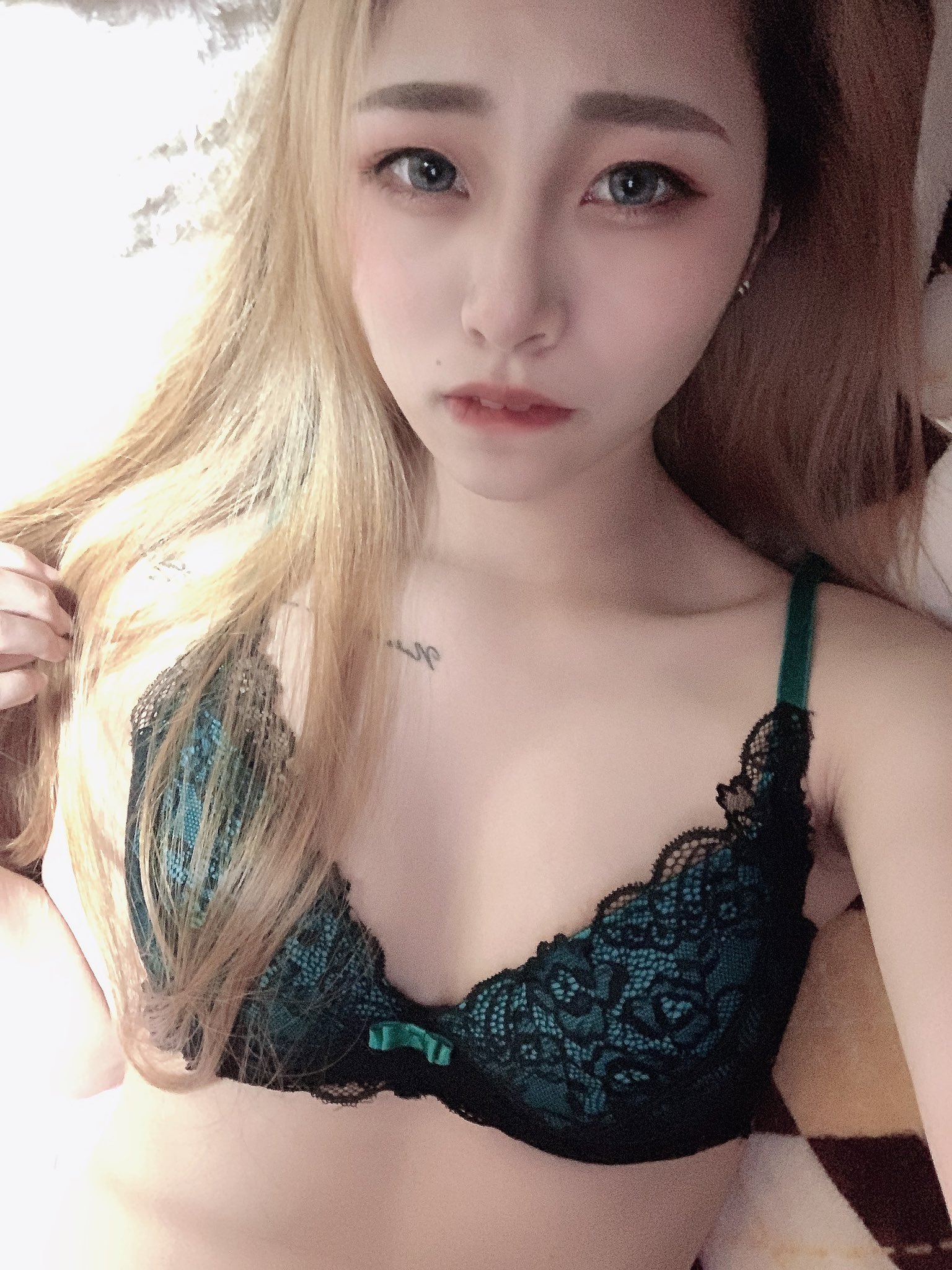 顔出し下着画像  / X