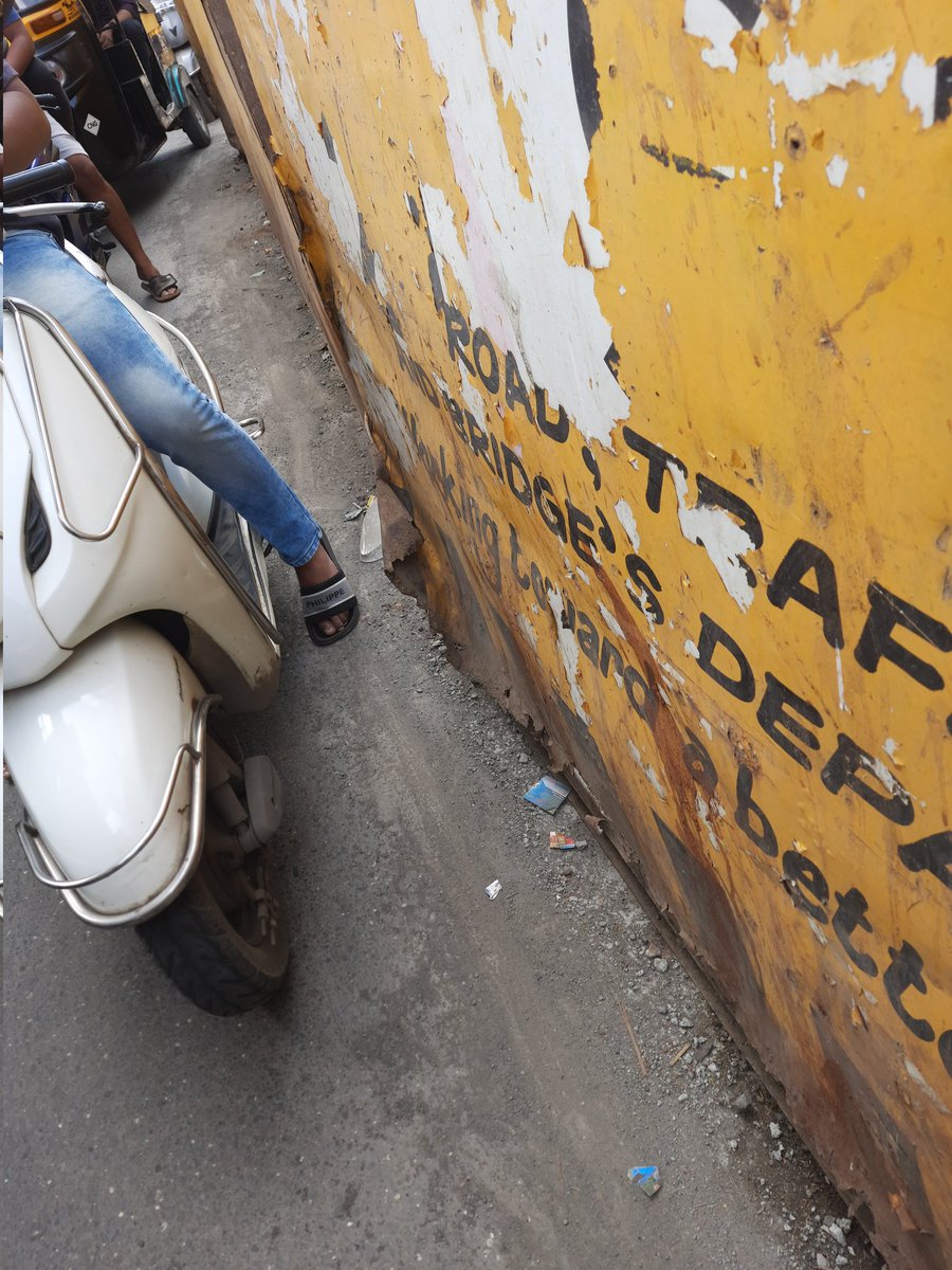 ShardulpPawar's tweet photo. JVLR Durga Nagar Signal 
@MumbaiMetro3 @mybmcWardKE @RajThackeray @CMOMaharashtra @akhil1485जर हा पत्रा लागून कोणी नागरिक किंवा बाइक स्वार जखमी झाला तर त्याला मुंबई मेट्रो जबाबदार असेल ह्याची नोंद घ्यावी... आणि हा तुम्हाला इशारा आहे.... जय मनसे https://t.co/6VbArXpUBt