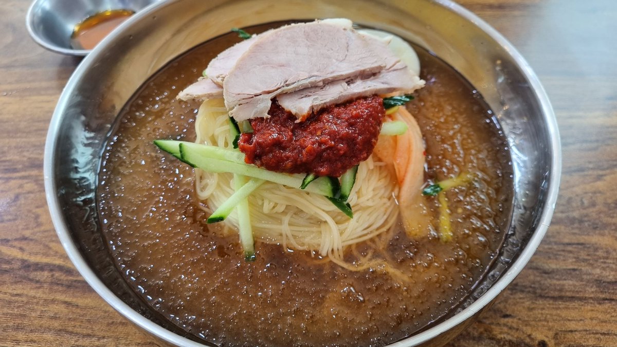 冷たい麺が食べたくなりました。 小麦麺(ミルミョン)と蒸し餃子。