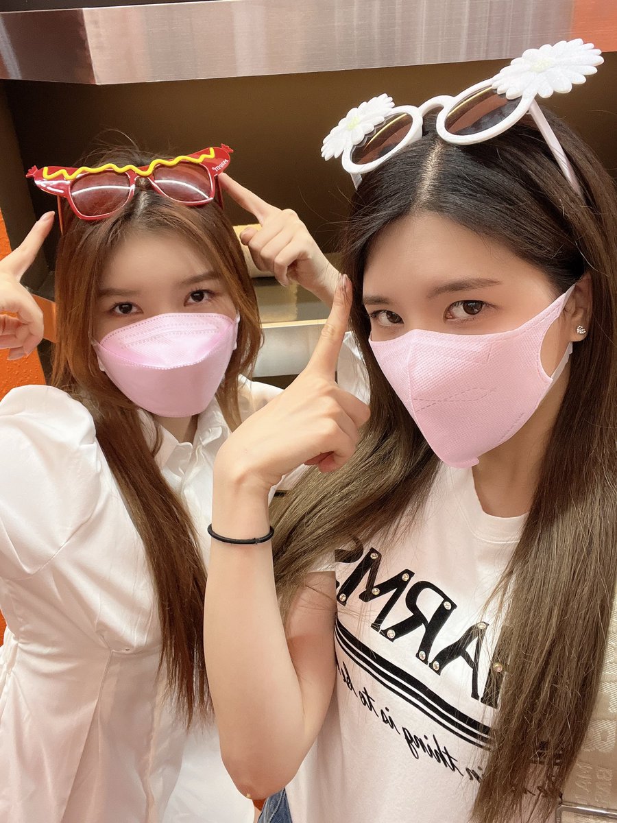 [#CHAJUHYUN]
 
Deveríamos usar óculos? Oque você acha?

#블링블링 #BlingBling #ブリンブリン 
#CHA_JUHYUN #チャ_ジュヒョン