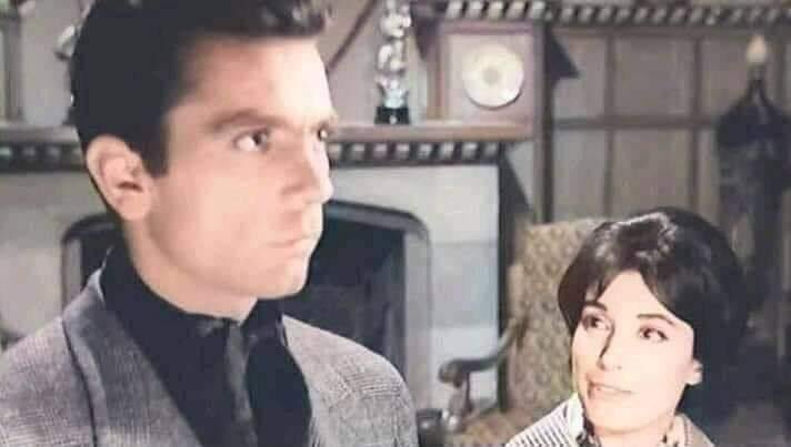 - هو فيه حد ما يبقاش عارف اذا كان عايز حاجة او مش عايزها ؟!
= طبعا دا فيه ناس بتعيش حياتها كلها من غير ما تعرف هي عايزة ايه بالظبط .. و لو كل واحد عارف ايه اللي عايزه و ايه اللي مش عايزه ما كانش يبقى فيه حاجة اسمها الندم 

( الشموع  السوداء ) ---1961 ❤.