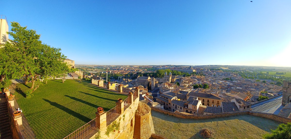 MisterLegio's tweet photo. Amanecer en un #Convento, el de #CarmelitasDescalzos @OCarmelitas de #Toledo @toledoayto para, esta tarde a las 17h, traer a su memoria el recuerdo de #RoyCampbell y la presencia de #misticos y #escritores como #SanJuanDeLaCruz, #SantoTomás, #Chesterton y #Belloc. https://t.co/7Iqj6FgO5t