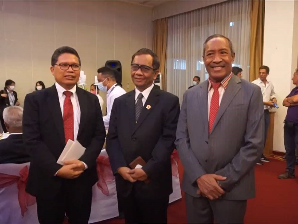 IndonesiaDili's tweet image. Menko Polhukam Mahfud MD menghadiri undangan Makam Malam yang diselenggarakan oleh Presiden Francisco Guterres pada 19 Mei 2022 malam di Istana Presiden didampingi oleh Dubes RI Okto D. Manik. 

#dubesri #menkopolhukam #mahfudmd #kbridili