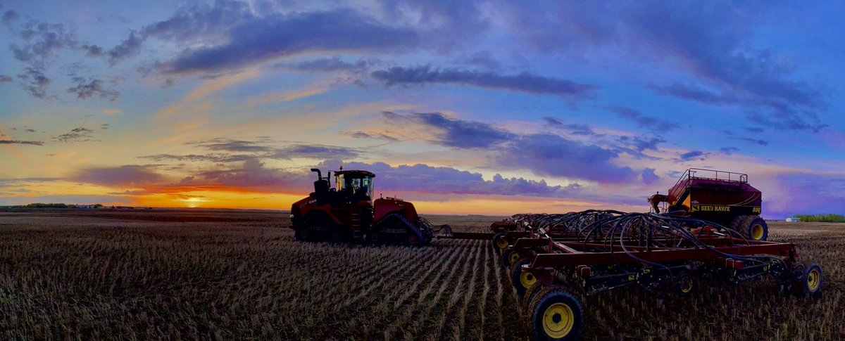 AlainLeJohnson's tweet photo. #Plant2022 #JeanCote #Alberta #PeaceCountry #AlbertaSkies #sunset #CaseIH #SeedHawk #DoubleAVentures https://t.co/nsRlMAjT7a