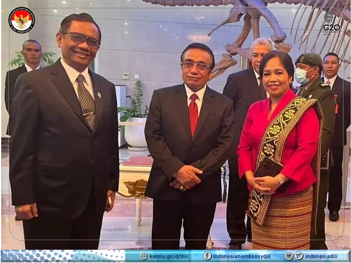IndonesiaDili's tweet image. Menko Polhukam Mahfud MD menghadiri undangan Makam Malam yang diselenggarakan oleh Presiden Francisco Guterres pada 19 Mei 2022 malam di Istana Presiden didampingi oleh Dubes RI Okto D. Manik. 

#dubesri #menkopolhukam #mahfudmd #kbridili