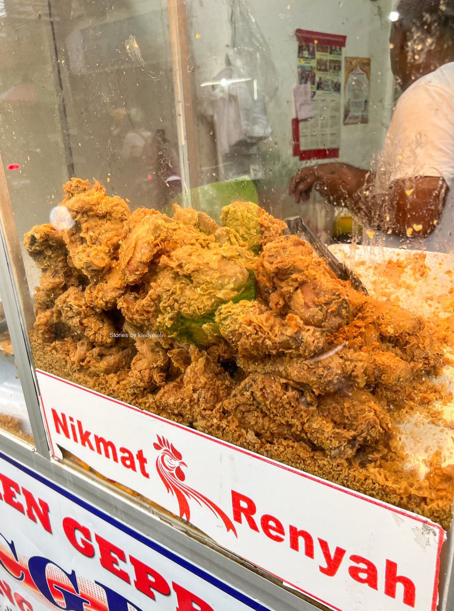 kindymoh's tweet photo. Penasaran setiap lewat depan “Ayam Geprek Bang Rohmani” orang2 selalu antri baris panjang buat beli Ayam Geprek ini. Rasa penasaran jadi ikut antri juga buat beli.. Pas coba ternyata sambelnya emang enak, harganya juga murah 20ribuan dapet 2 ayam 1 nasi sambel merah sama ijo 🙌🙌 https://t.co/jQ8qsWPBRZ