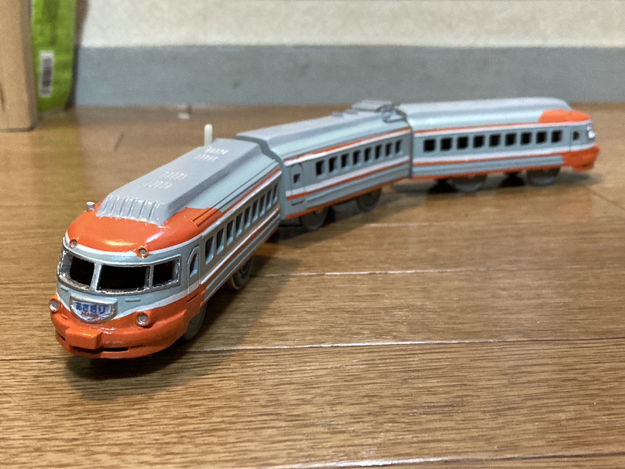 津島 新作 改造プラレール 小田急ロマンスカー 3000形sse完成しました 親父の作りかけを仕上げました 車体が低いのもしっかり再現しました これ電車です 作ってるんじゃなくて壊してます 改造プラレール 小田急 小田急ロマンスカー Sse T Co