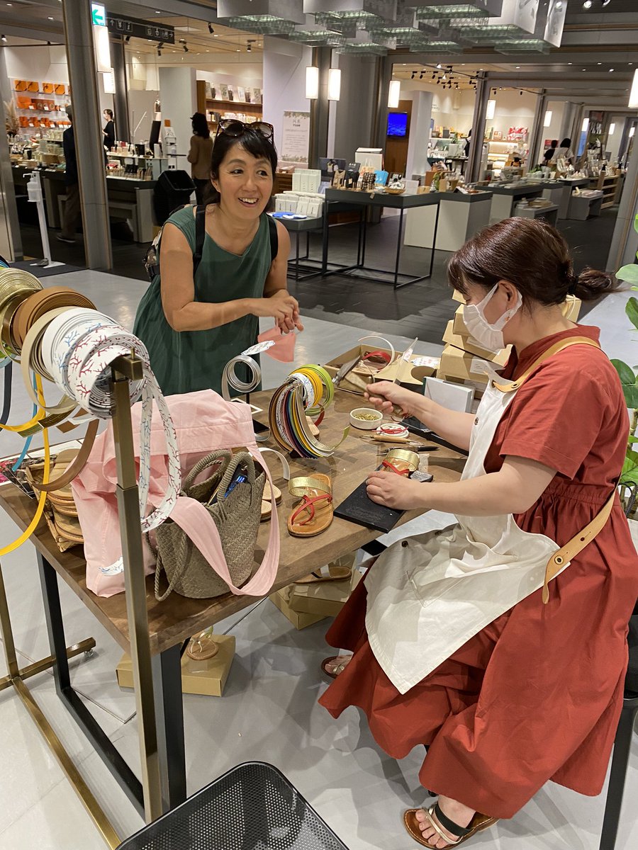 hikaruhie's tweet photo. お天気に恵まれた土曜日の午後
自宅から9キロを歩いて日本橋室町テラスまで。
沖縄の素敵な靴屋さんが今日〜明日は、こちらで出店されているんです。
#shoebe #kalafisa #わたしだけのサンダル
@ara_llO3 https://t.co/RNXKdH2kMj