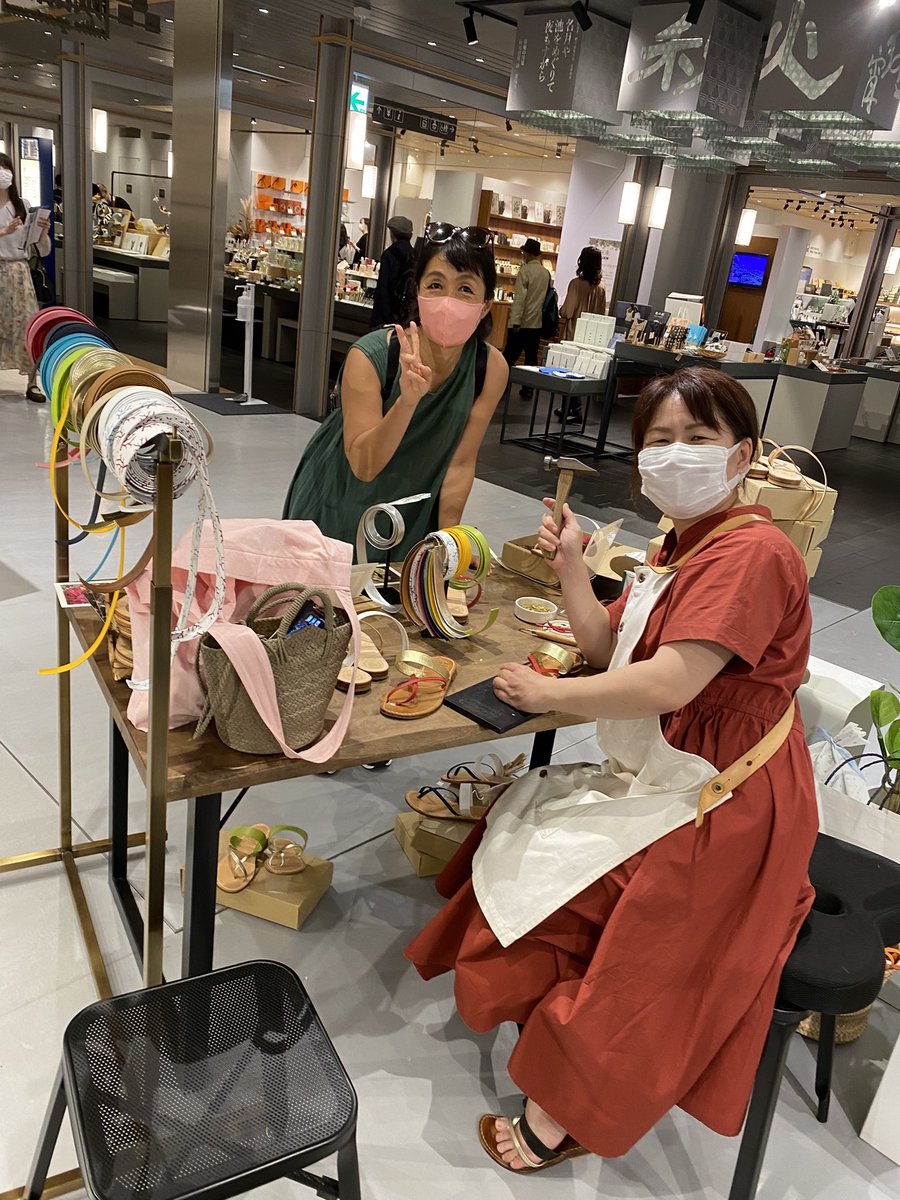 hikaruhie's tweet photo. お天気に恵まれた土曜日の午後
自宅から9キロを歩いて日本橋室町テラスまで。
沖縄の素敵な靴屋さんが今日〜明日は、こちらで出店されているんです。
#shoebe #kalafisa #わたしだけのサンダル
@ara_llO3 https://t.co/RNXKdH2kMj