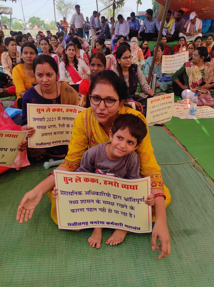csagniwansi14's tweet photo. छत्तीसगढ़ #मनरेगा_कर्मियों की अनिश्चितकालीन हड़ताल निरंतर जारी ग्रामीणों को नहीं मिल रहा है मनरेगा में रोजगार शासन-प्रशासन सुस्त कब होगा न्याय मनरेगा कर्मियों के साथ #cgmgnregaनियमितिकरण 
@bhupeshbaghel @TS_SinghDeo @plpunia @Jairam_Ramesh @priyankagandhi @rssurjewala @aajtak https://t.co/hy5b5xw7Np