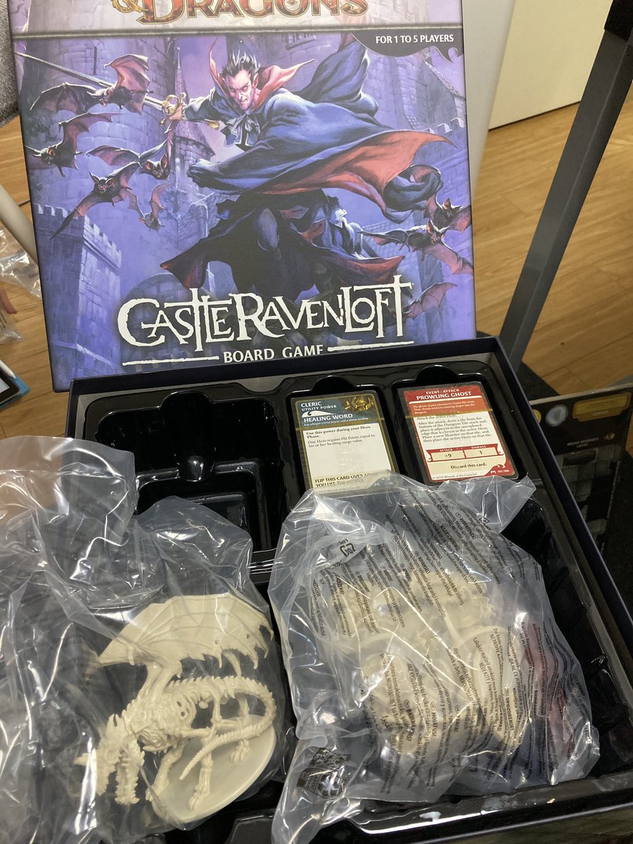 drizzton's tweet photo. そして!なぜか同日に届く #CastleRavenloft ボドゲ。大ボスがドラコリッチで中ボスがフレッシュゴーレム。今すぐ全部下塗りしたい!けど仕事が終わってない!働け!自分! https://t.co/WaMnrm1v4g