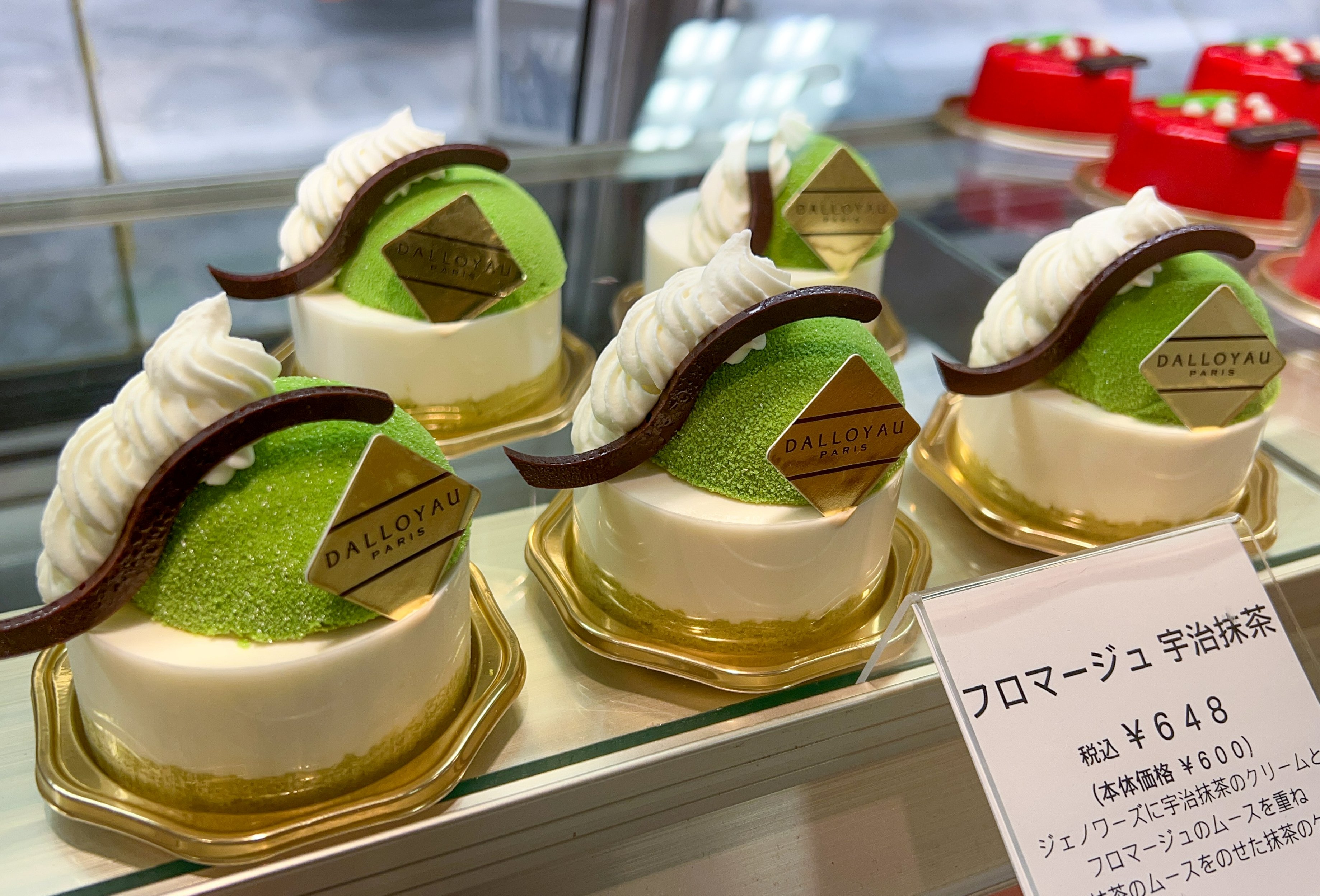 唯一無二の絶品グルメ むにぐるめ ダロワイヨ 渋谷駅から徒歩6分 ケース内のケーキが好きなだけ食べ放題のお店 渋谷店限定でケーキの食べ放題が実施されていて 宇治抹茶フロマージュやホワイトチョコでできたイチゴ型ケーキも食べまくれます