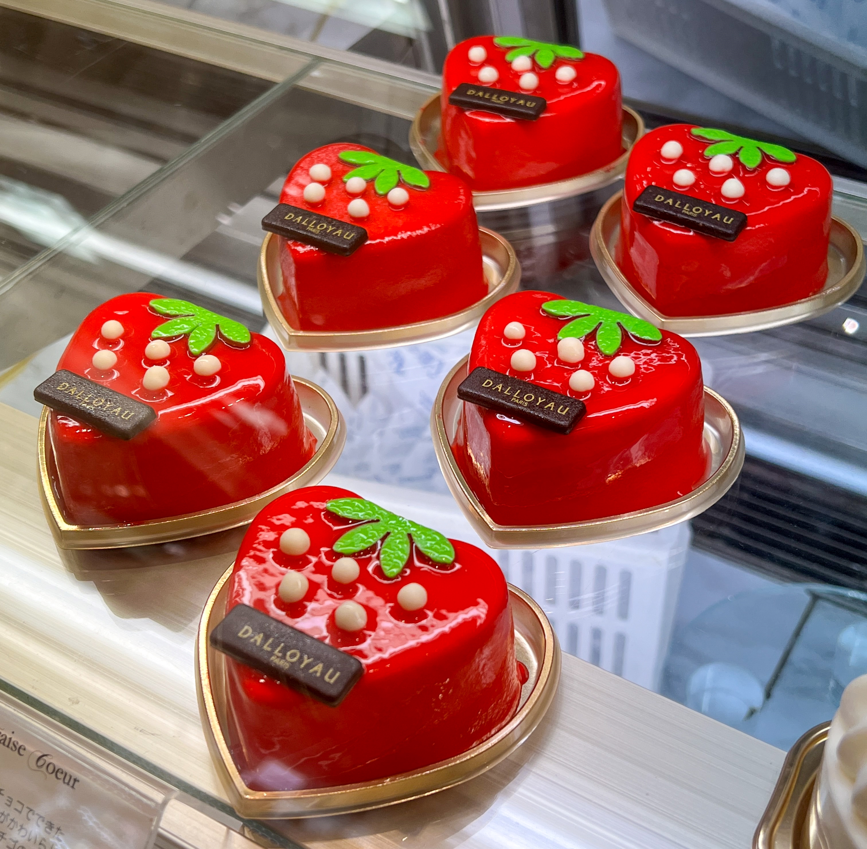 唯一無二の絶品グルメ むにぐるめ ダロワイヨ 渋谷駅から徒歩6分 ケース内のケーキが好きなだけ食べ放題のお店 渋谷店限定でケーキの食べ放題が実施されていて 宇治抹茶フロマージュやホワイトチョコでできたイチゴ型ケーキも食べまくれます