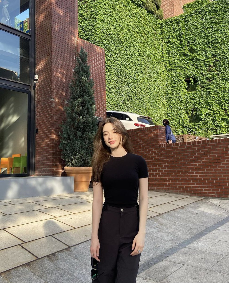 dashakaaa's tweet photo. The weather was amazing. Which picture this time do you like more? I can't stop asking your opinion just because. 😗 https://t.co/ggr0oCyRre